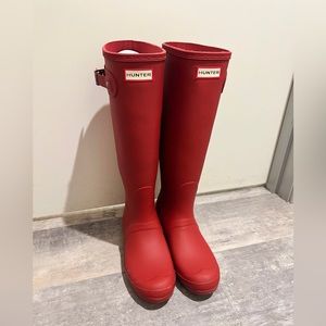 Hunter 7.5 tall rain boots in red